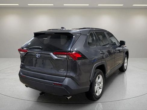 Used 2019 Toyota RAV4 LE image 3