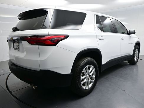 Used 2023 Chevrolet Traverse LS image 3