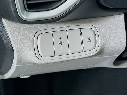 Used 2025 Hyundai Venue SEL FWD image 17