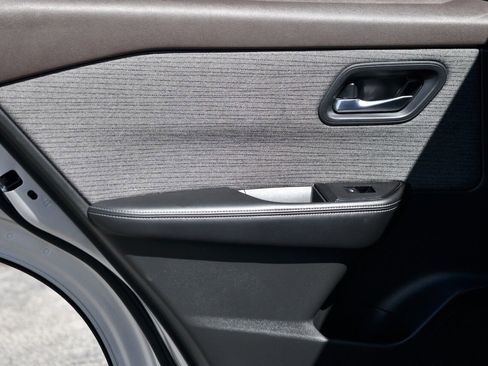 Used 2023 Nissan Rogue SV image 11