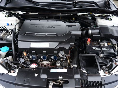 Used 2017 Honda Accord Touring image 9