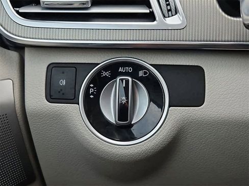 Used 2014 Mercedes-Benz E 550 4MATIC Sedan image 19