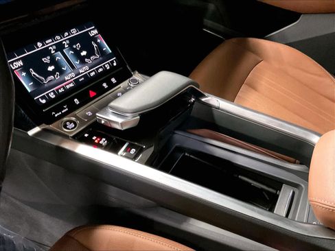 Used 2024 Audi Q8 e-tron Premium Plus image 17