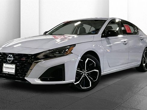 Certified 2025 Nissan Altima 2.5 SR image 12