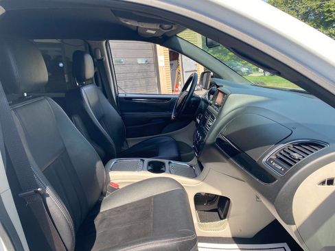 Used 2018 Dodge Grand Caravan SXT image 30