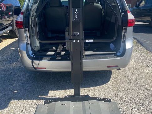 Used 2017 Toyota Sienna XLE FWD image 33