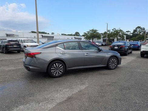 Used 2023 Nissan Altima 2.5 SV image 3