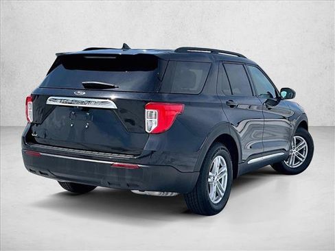 Used 2024 Ford Explorer XLT RWD image 2
