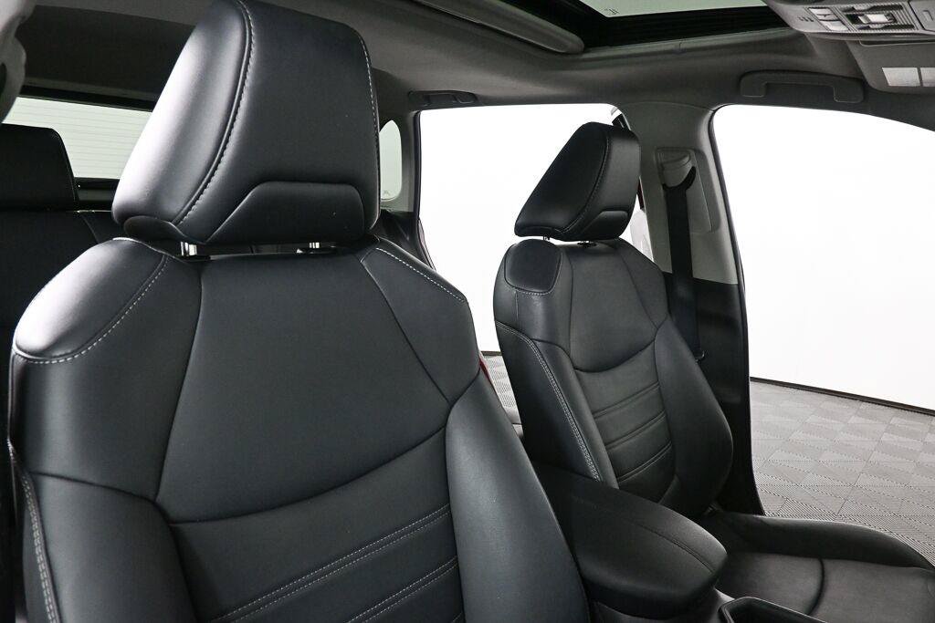 Used 2020 Toyota RAV4 XLE Premium FWD image 21