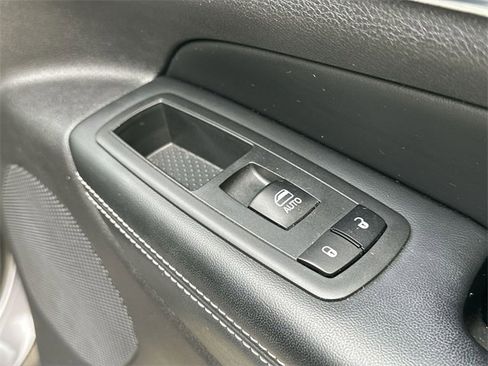 Used 2017 Jeep Grand Cherokee Limited w/ Trailer Tow Group IV image 33