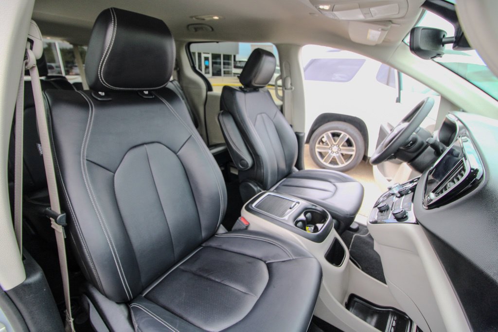 Used 2024 Chrysler Pacifica Touring-L FWD image 18