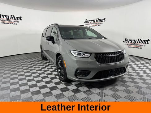 Used 2025 Chrysler Pacifica Limited image 5