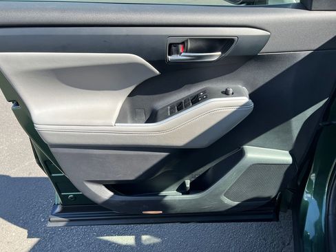 Used 2023 Toyota Highlander XLE image 12