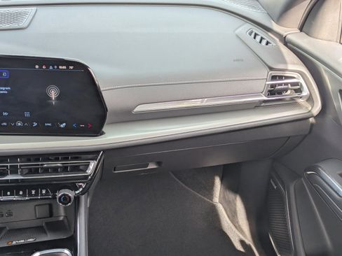 Used 2025 Chevrolet Traverse LT w/ Enhanced Driving Package image 18