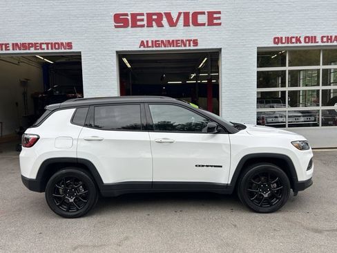 Used 2022 Jeep Compass Latitude w/ Sun and Sound Group AWD/4WD image 1