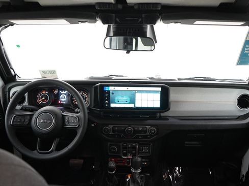 Used 2025 Jeep Wrangler Willys AWD/4WD image 13