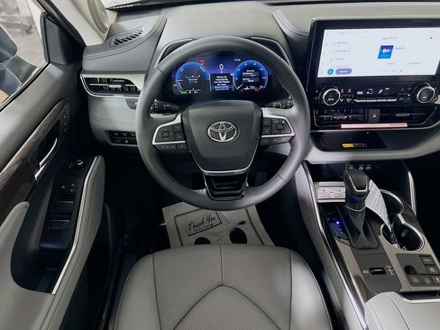 New 2026 Toyota Highlander Limited image 18