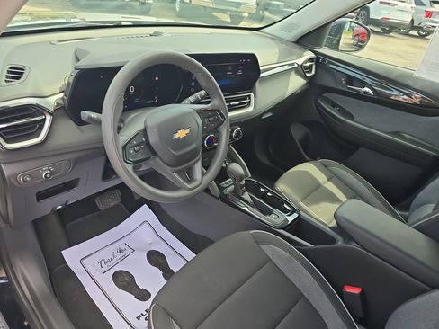 Used 2025 Chevrolet TrailBlazer LT AWD/4WD image 23