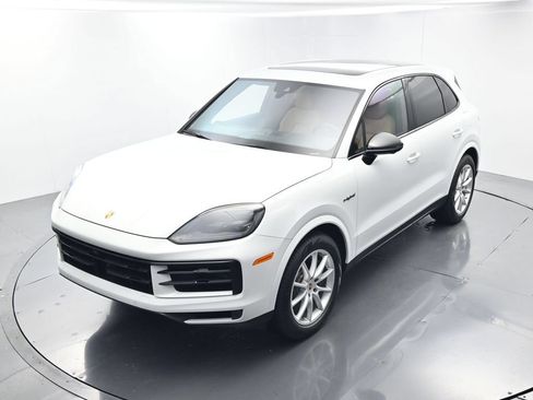 Certified 2024 Porsche Cayenne AWD/4WD image 33