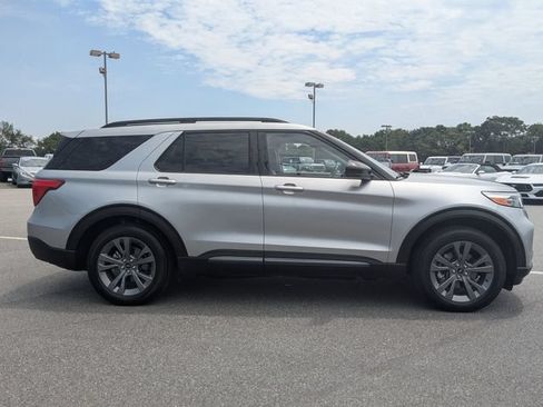 Used 2023 Ford Explorer XLT w/ Equipment Group 202A RWD image 2