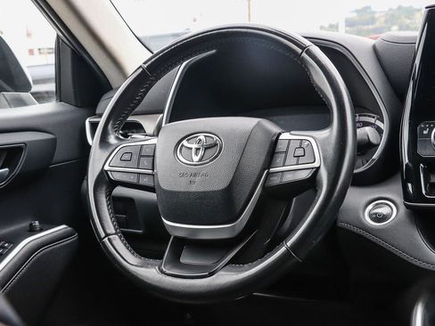 Certified 2024 Toyota Highlander XLE FWD image 16