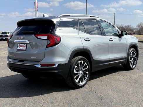 Used 2024 GMC Terrain SLT w/ Infotainment Package II image 3