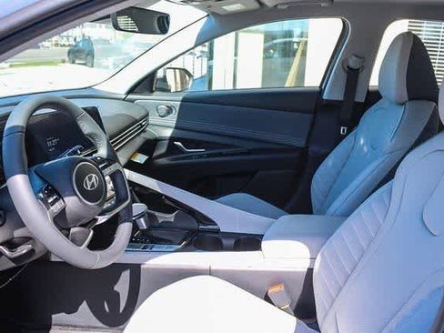 Certified 2025 Hyundai Elantra Limited FWD image 19