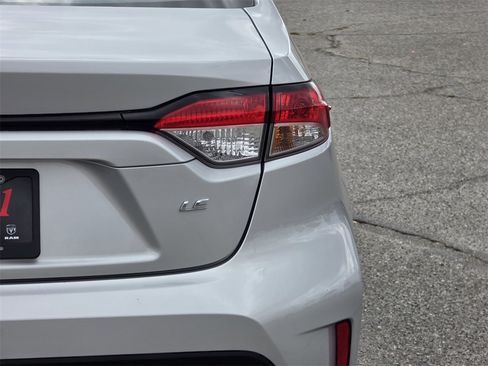 Used 2022 Toyota Corolla LE image 7
