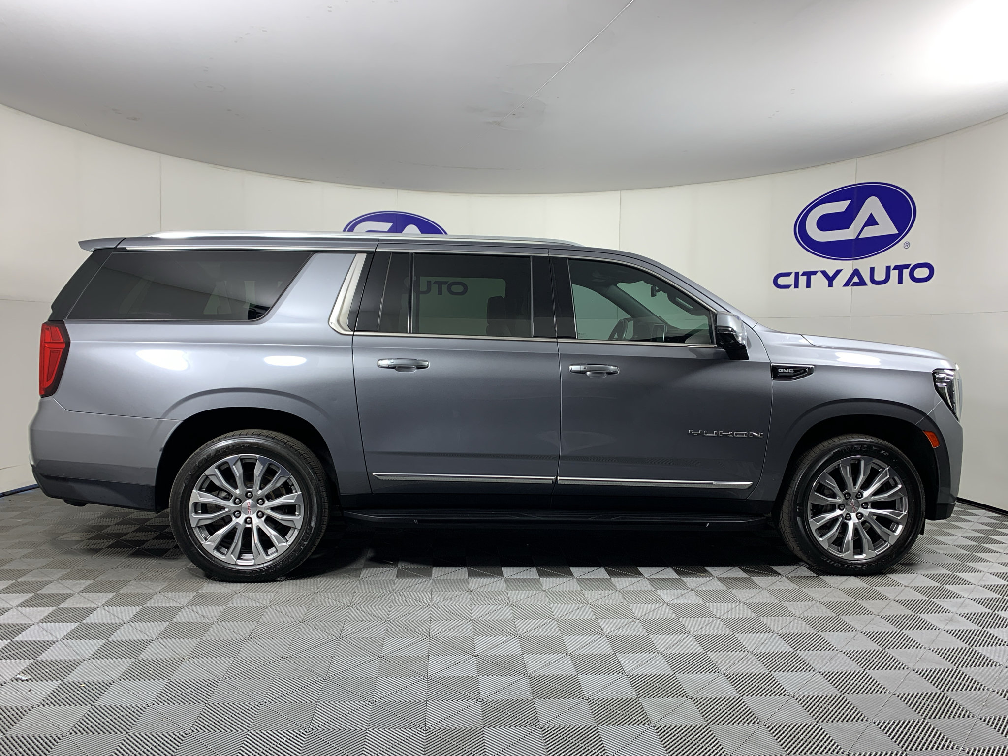 Used 2022 GMC Yukon XL SLT w/ SLT Premium Package AWD/4WD image 2
