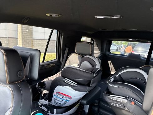 Used 2021 GMC Yukon AT4 w/ Rear Media and Nav Package AWD/4WD image 9