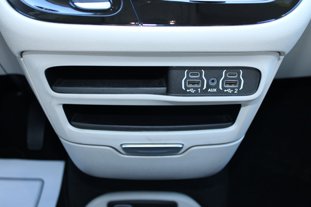 Used 2024 Chrysler Pacifica Touring-L FWD image 21