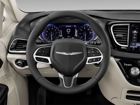 Used 2025 Chrysler Pacifica Limited FWD image 8
