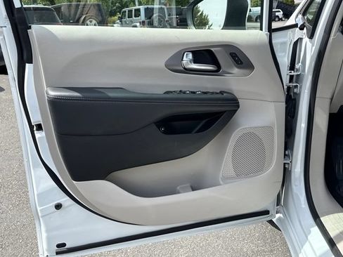 Used 2023 Chrysler Pacifica Touring-L FWD image 16