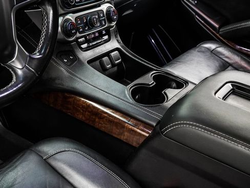 Used 2019 Chevrolet Suburban LT RWD image 20