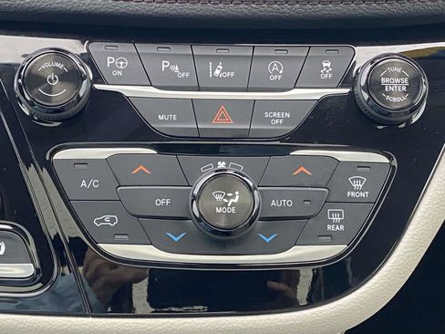 Used 2018 Chrysler Pacifica Limited w/ Tire & Wheel Group image 28