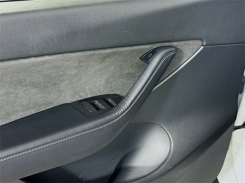 Used 2022 Tesla Model Y Performance image 19