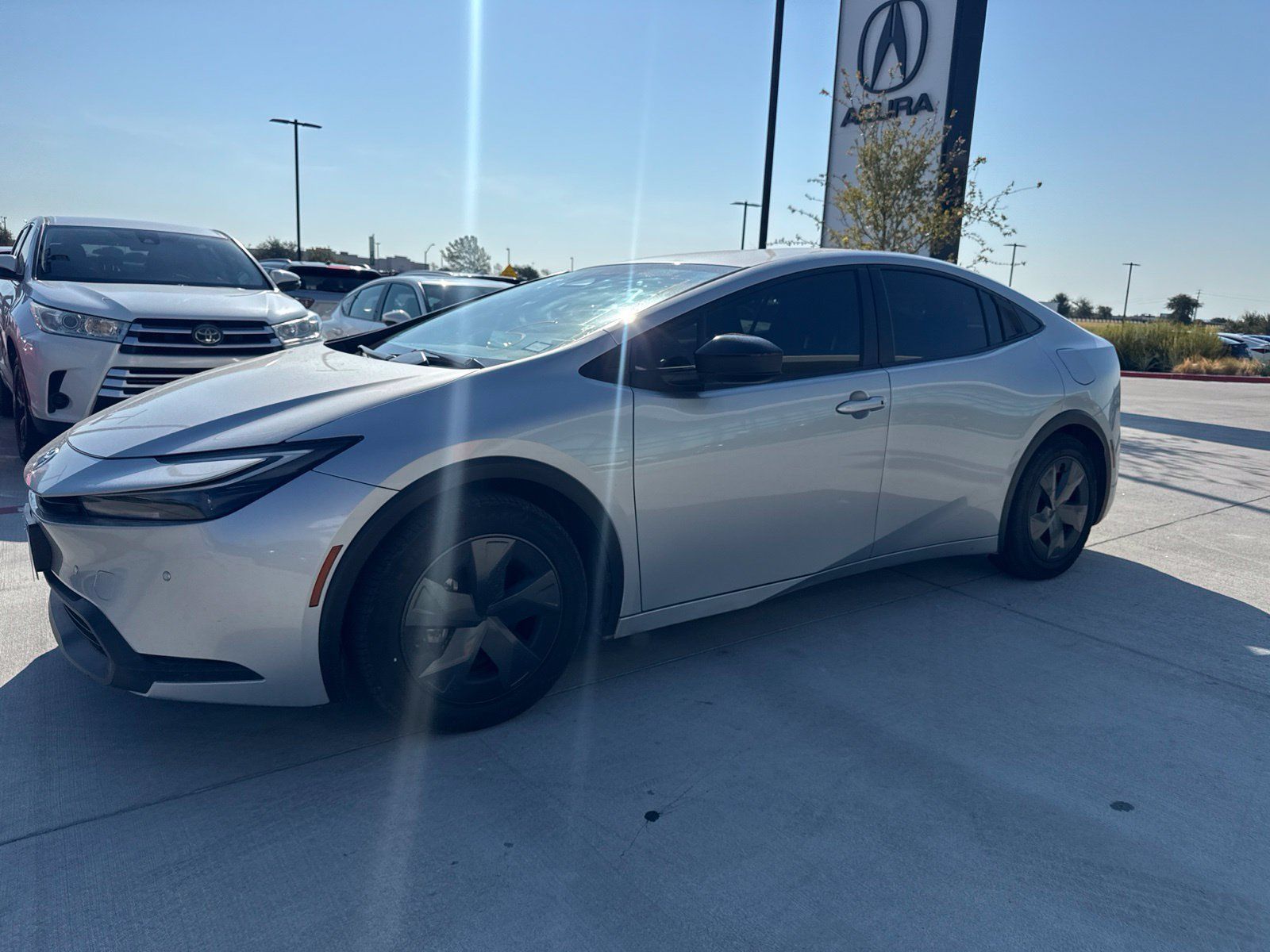Used 2024 Toyota Prius LE FWD image 3