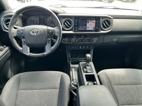Used 2018 Toyota Tacoma TRD Off-Road AWD/4WD image 17