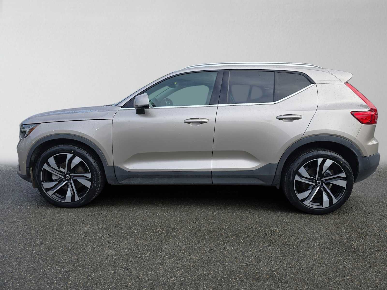 Certified 2024 Volvo XC40 B5 Plus w/ Protection Package Premier AWD/4WD image 7
