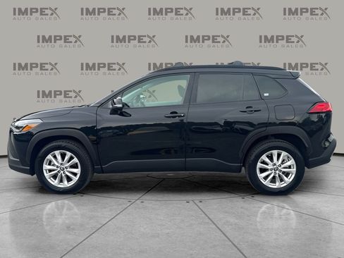 Used 2023 Toyota Corolla Cross LE FWD image 2