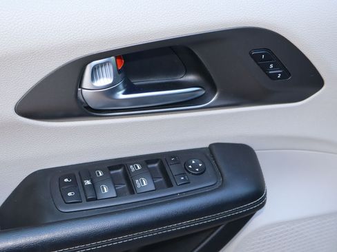 Used 2023 Chrysler Pacifica Touring-L FWD image 21
