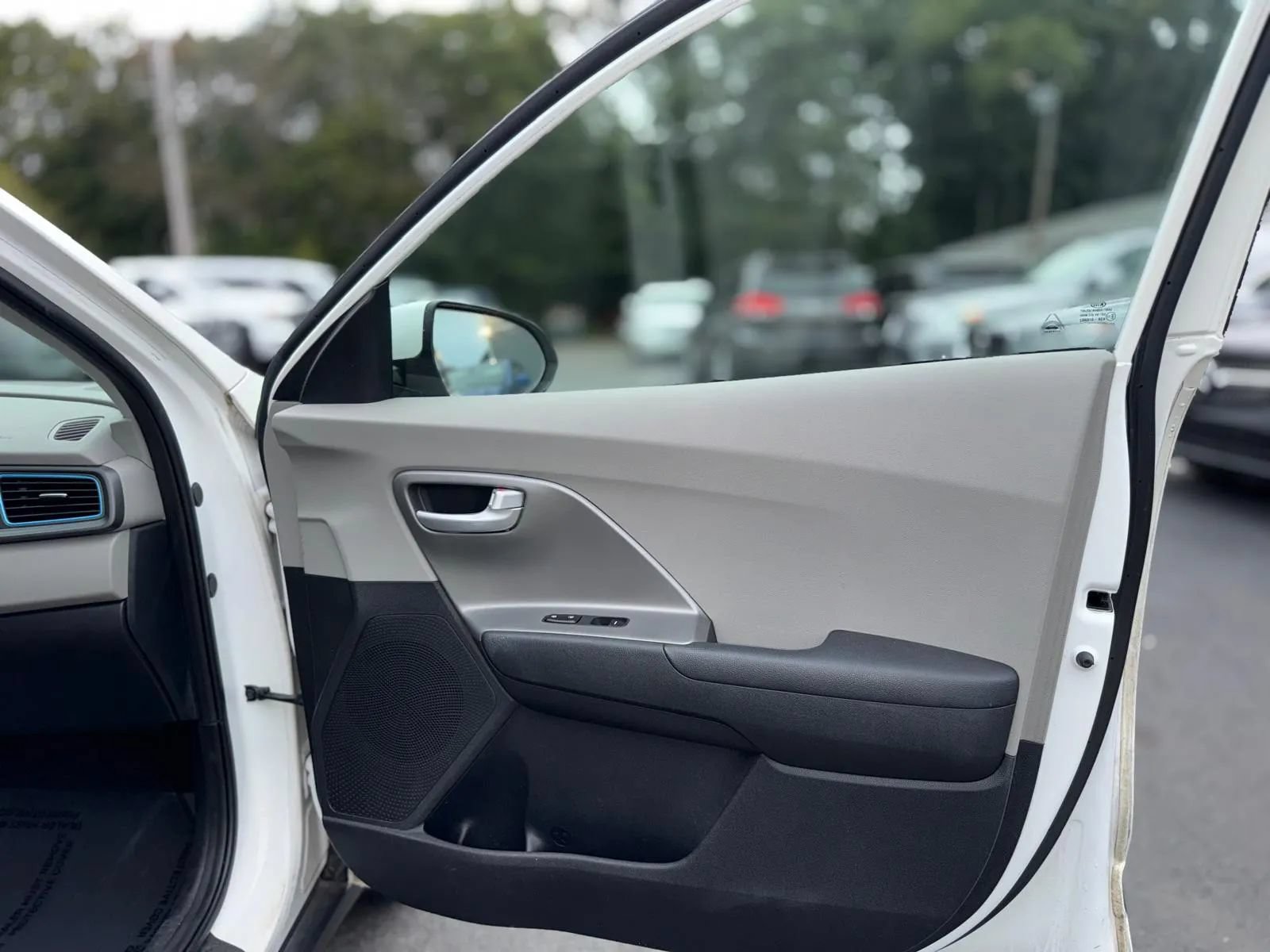Used 2019 Kia Niro LX FWD image 28