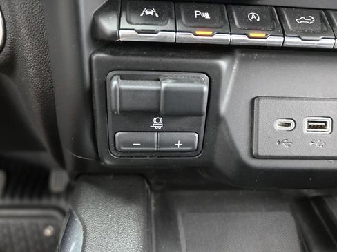 Used 2021 GMC Sierra 1500 AT4 w/ AT4 Premium Package AWD/4WD image 36