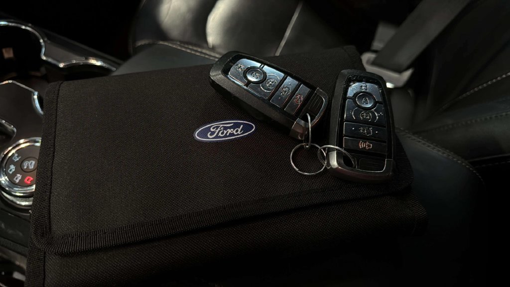 Used 2018 Ford Explorer Platinum AWD/4WD image 35