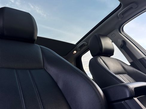 Used 2019 Land Rover Discovery Sport HSE image 16