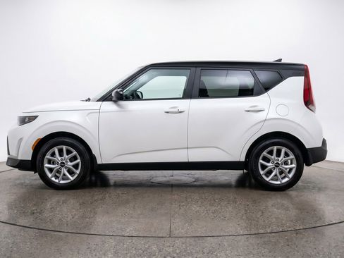 Used 2025 Kia Soul LX w/ LX Technology Package FWD image 5