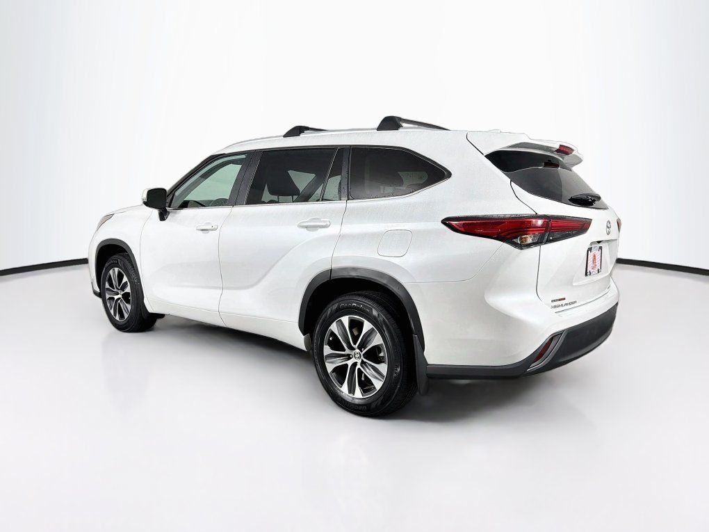 Used 2023 Toyota Highlander XLE AWD/4WD image 7