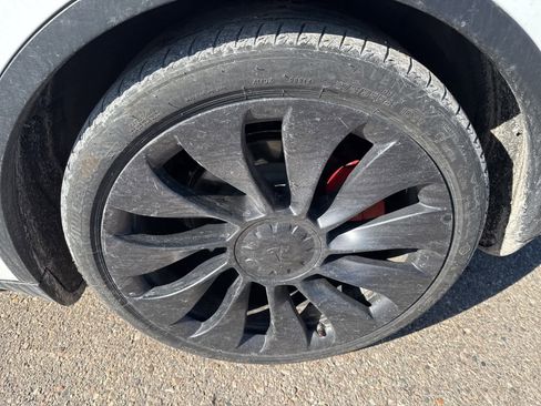 Used 2023 Tesla Model Y Performance image 11