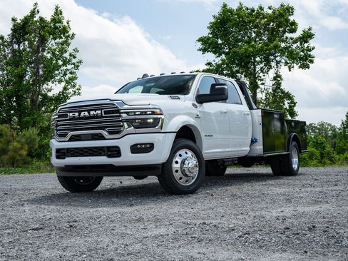 New 2026 RAM 4500 4x4 Crew Cab DRW w/ Laramie Trim Package image 2
