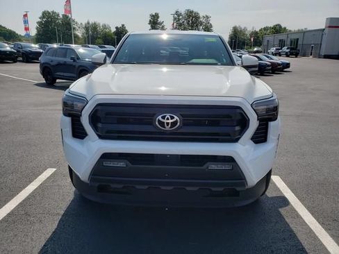 Used 2025 Toyota Tacoma SR5 AWD/4WD image 2